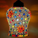 Mitmev&auml;rviline klaasmosaiigist ripplamp &ndash; k&auml;sit&ouml;&ouml;na valminud koduvalgusti (Pakis 1)