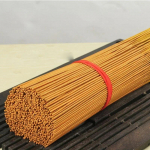 kuldne 500g pakis Looduslik sandlipuu Suitsuvabad viirukipulgad Kuldne Rikkuse Jumal Rull Raha Kummardamine Buddha Bambuskepp sandalwood 500g