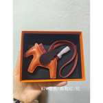 K&auml;sit&ouml;&ouml;na valmistatud nahast Pegasuse v&otilde;tmehoidja v&otilde;lu Ripatsiga Mini Hobune Tupsuga Kott Auto Kaunistus 10cm L x 8cm H black