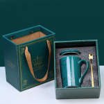 Keraamiline kohvikruus, kaanega joogin&otilde;ude komplekt T&auml;htkuju, kuldlusikas, loomingulised sodiaagim&auml;rgi tassid, s&uuml;nnip&auml;evakingitused meestele ja naistele