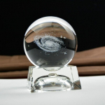 Stiilne kodu t&ouml;&ouml;lauakaunistus, helendav Linnutee l&auml;bipaistev alusega kristallpall 6 cm