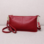 Kuum m&uuml;&uuml;k, esimene kiht veisenahast, pehmest nahast &uuml;mbrikuga vahetuskott, &uuml;ks &otilde;la ristkehaga sidurikott