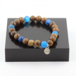 Pierres et Min&eacute;raux. Bracelet Perles Agate ruban&eacute;e bleu + bois 8 mm. Fabriqu&eacute; en France.