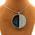 Pierres et Min&eacute;raux. Collier Apatite bleu neon brut. Mod&egrave;le demi-cercle.