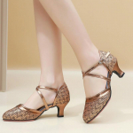 Naiste s&auml;delevad D'Orsay ladina tantsukingad ristsaelaadse pandlaga rihmaga, paksu keskmise kontsaga, k&otilde;ikidele riietele sobivad kleidi tantsupumbad 41 pruun