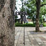 Euroopa retro-neli lindu malmist k&auml;sitsi v&auml;ntav seinakell Rustikaalne seinale paigaldatav uksekell Koduaia linnud oksakell