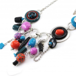 NOA [J3191] - Collier Cr&eacute;ateur 'Pimprenelle' rouge bleu violet noir mitmev&auml;rviline