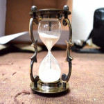 Messingist liivakellast messingist liivataimer lauaplaadi messingkaunistused, messingist kujukeste kodukaunistus j&otilde;ulukaunistus, k&auml;sitsi valmistatud ese, pulmakingitus