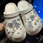 1 komplekt Glitter Love Bear Uudsus Armsad Kingad Croc Charms PVC Kingade Kaunistused Puukingad Tossud Sussid Aksessuaarid Lapsele T&uuml;drukule Kingitus