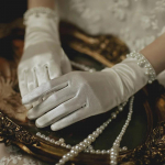 Uued saabunud Elevandiluust pruudikindad odavad Gant Mariage Femme Novia Bride Pulmakindad Helmestega p&auml;rlitega tarvikud Mariage 2024