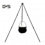 Suur n&otilde;iapada statiivil, &otilde;ues helendav n&otilde;ia supipott heledast plastikust musta kommi&auml;mbriga Halloweeni peoks S