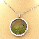 Pierres et Min&eacute;raux. Collier P&eacute;ridot brut. Mod&egrave;le M&eacute;daillon 20 mm. Couleur Argent.
