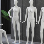 Minimalistlik t&auml;iskerega naismannekeen riiete, pulmakleitide ja pesu eksponeerimiseks Female Left Leg Forward