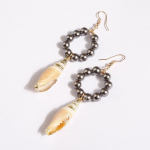 K&auml;sitsi valmistatud naturaalsed merikarbi p&auml;rlid konksus pikad k&otilde;rvar&otilde;ngad naiste t&uuml;drukute puhkuser&otilde;ivad kvaliteetsed elegantsed Bohemia moeaksessuaarid