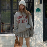 Retrov&auml;rviline plokkkirjatr&uuml;kis Palus kapuuts + plisseeritud seelik Kaheosaline komplekt M hall