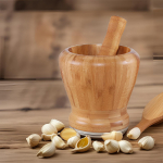 K&ouml;&ouml;k Puidust uhmri ja nuia komplekt K&uuml;&uuml;slaugu-ingveriveski K&auml;sitsi ingveripuder S