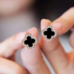 K&otilde;rgekvaliteedilised luksuslikud kivist l&auml;ikivad neljalehelised ristikuk&otilde;rvar&otilde;ngad, temperament v&otilde;rkpunane, lihtne naiste k&otilde;rvar&otilde;ngaste kaunistuste trend must