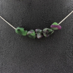 Pierres et Min&eacute;raux. Collier 5 perles Epidote de Myanmar (Birmanie). Chaine en acier Collier femmes, hommes. Taille personnalisable.