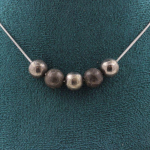 Pierres et Min&eacute;raux. Collier 5 perles Pyrite d'Espagne 8 mm. Chaine en acier inoxydable Collier femmes, hommes. Taille personnalisa
