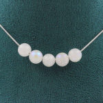 Pierres et Min&eacute;raux. Collier 5 perles Pierre de Lune 8 mm. Chaine en acier inoxydable Collier femmes, hommes. Taille personnalisabl