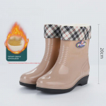 Naiste veekindlad keskmise s&auml;&auml;rega talvised vihmasaapad - Libisemiskindlad, sametvoodriga, moekad, paksustatud soojuse tagamiseks Size 38