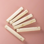 Papagoi-lindude kiik puidust pulkade ja v&auml;rviliste helmeste redeliga