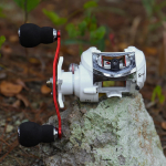 Kalastusrull Baitcasting Reel Kahe magnetpiduris&uuml;steemi Valamisrull Kiire ja sile p&uuml;&uuml;girull left hand valge