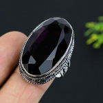 Looduslikust amet&uuml;stist v&auml;&auml;riskivist k&auml;sitsi valmistatud 925 sterlingh&otilde;bedast kinkes&otilde;rmus, suurus 9 G8e54