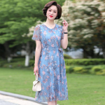 Keskealiste ja eakate emade liibuv kleit Moodne hingav siiditr&uuml;kk Keskmise pikkusega l&uuml;hikeste varrukatega suurte naiste kleit L roosa