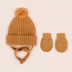 2 tk beebidele kootud m&uuml;tsid, kindad, armsad laste karvapallim&uuml;tsid, k&otilde;rvakaitsem&uuml;ts, s&uuml;gis-talv, &uuml;hev&auml;rviline imikutele m&otilde;eldud &otilde;uetarvikute komplekt S valge