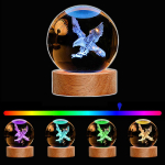 1 tk RGB-graveeringuga kotkaskristallkuuli skulptuur, paberkaalu, 16 v&auml;rvi &ouml;&ouml;valguslinnud, kull pistriku jahikaunistused s&uuml;nnip&auml;evakingitused