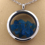 Pierres et Min&eacute;raux. Collier Apatite bleu neon brut. Mod&egrave;le M&eacute;daillon 20 mm. Couleur Argent.