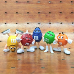 M&M's tegelaste PVC minikujukeste komplekt 5 tk V&auml;rvilised Ameerika kogutavad n&auml;itusekujukesed brown