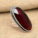 Punasest granaadist v&auml;&auml;riskivist k&auml;sitsi valmistatud 925 sterlingh&otilde;bedast pulmaehtes&otilde;rmus 11 punane