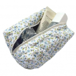 Kosmeetikakott Stiilne reisi-nahahooldusvahend lilledega tr&uuml;kitud sileda t&otilde;mblukuga, h&otilde;lpsasti ligip&auml;&auml;setav kaasaskantav trendikas meigikott oranž