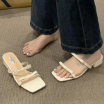 Naiste kingad 2024 Mood Modernsed sussid Naiste sussid Uued Elegantsed Metsikud Vabaaja sussid Naised Liblikas&otilde;lmega kingad Naine 35 valkjas v&auml;rv