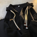 Naiste vabaaja kapuutsiga dressipluus - Valge tekstuuriga pullover reguleeritava n&ouml;&ouml;riga kapuutsiga, esiluku ja -laikudega, kampsun-kapuutsiga 2XL must