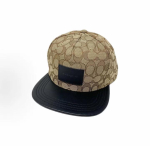 coach Signature lame nokaga pesapallim&uuml;ts, kogu ulatuses klassikalise C monogrammiga tr&uuml;kitud, k&otilde;va nokk, luksuslik UV-kaitse, t&auml;navas&otilde;idu/skate m&uuml;ts adjustable khaki