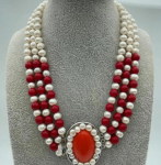 Klassikaline 3-realine 7--8mm &uuml;mmargune valge mageveep&auml;rliga punastest helmestest kaelakee