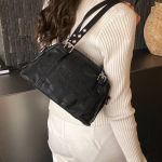 Ajatu tikitud lilledega &otilde;lakott &ndash; moodne &auml;mbristiil naistele &ndash; stiilne esteetiline k&auml;sit&ouml;&ouml;tikandiga kott must