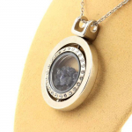 Pierres et Min&eacute;raux. Collier Saphir brut. Mod&egrave;le Sablier Sph&eacute;rique.