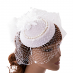 Teepidu Fascinator Derby Hat Naiste Fascinator peapael, loori sulgede v&otilde;luv Derby Pillboxi m&uuml;ts, kokteililoori v&otilde;rk valge