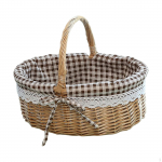 Klassikaline k&auml;sitsi kootud piknikukorv tugeva k&auml;epidemega v&auml;ljas einestamiseks Coffee Plaid