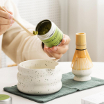 2 t&uuml;kki Matcha Bowl tee visplihoidjaga, sileda pinnaga k&auml;sit&ouml;&ouml;keraamiline k&auml;sitsi valmistatud valge