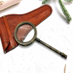 Messingist suurendusklaas nahk&uuml;mbrises, k&auml;eshoitav optiline luup, lugemisprillid, j&otilde;ulukink, kingitus isale