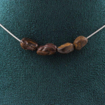 Pierres et Min&eacute;raux. Collier 4 perles Opale Boulder d'Australie. Chaine en acier inoxydable Collier femmes, hommes. Taille personna
