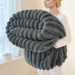 230*200cm Premium Pl&uuml;&uuml;sist Triibuline Viskevilt - &Uuml;lipehme, Soe ja Hubane Diivanile, Voodile, Kontorisse, Reisile, Matkamiseks, Kalastamiseks - Mitmek&uuml;lgne Kogu Hooaja Kingitus 200*230cm tumehall v&auml;rv