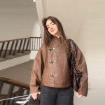 Retro kulutatud unisex seisev kraega jakk diagonaalse metallpandlaga S