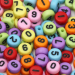 100-500 tk 7 * 4mm valge must segatud digitaalne akr&uuml;&uuml;lhelmed &uuml;mmargused lamedad vaher&otilde;ngad numbrihelmed ehete valmistamiseks v&otilde;lukeste k&auml;ev&otilde;ru 100pcs