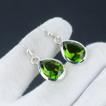 Peridot-k&otilde;rvar&otilde;ngas, 925 Sterling-h&otilde;bedast k&otilde;rvar&otilde;ngas Kaunis kalliskivist Cabochon-kivist k&otilde;rvar&otilde;ngas s&uuml;nnip&auml;evaks Peridoot-k&otilde;rvar&otilde;ngas, kingitus talle naistele 1.77 roheline